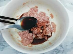 再把生抽放入肉馅中，搅拌均匀