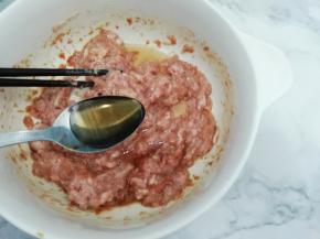 再倒入料酒，搅拌均匀