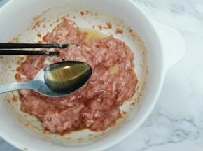 再倒入料酒，搅拌均匀