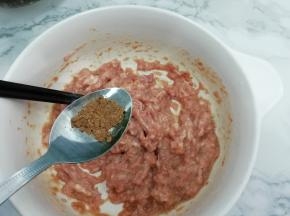 倒入五香粉，搅拌均匀