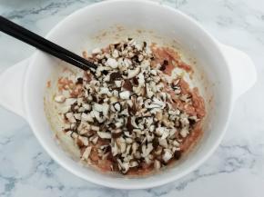 倒入香菇搅拌均匀，腌制20分钟