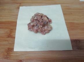 然后把腌制好的肉馅放在中间