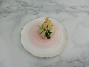 然后包好用香菜叶扎好即可