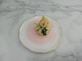 然后包好用香菜叶扎好即可