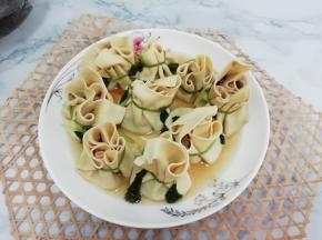 再把包好的福袋放入盘子中，蒸锅加水，大火烧开，在把福袋连盘子一起放入锅中蒸12分钟即可取出