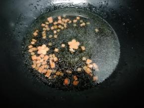 蒸福袋的汤汁不要倒掉，汤汁倒入锅中，再加入少许的水和生抽，在把胡萝卜放入锅中大火烧开，然后把水淀粉倒入锅中勾芡芡即可