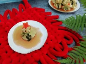 然后把做好的汤汁浇在福袋上