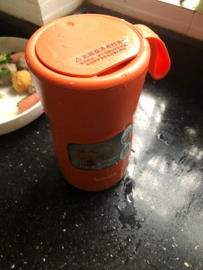 倒入开水，盖上盖子预热五分钟。(这一步很关键，焖烧罐一定要把食材和杯子预热。)