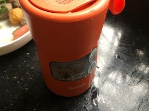 倒入开水，盖上盖子预热五分钟。(这一步很关键，焖烧罐一定要把食材和杯子预热。)