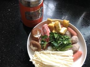 金针菇洗净，香菇洗净切十字花刀，香菜洗净切段备用