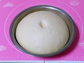 放入发酵盒中，盖上盖子发酵至原来的两倍大。温度在25-28度间进行发酵，一定要保持面团的湿度，发酵的特别好。