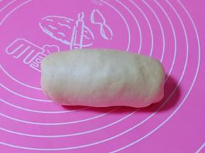 再由上而下卷起，如图。