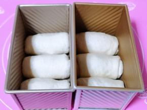 依次做好的卷，放入吐司模具中。（我的模具450g）