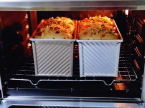 将烤网入东菱烤箱下层。