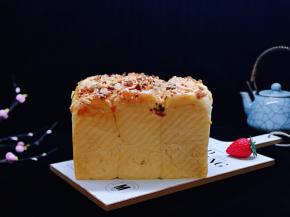 戴上隔热手套取出模具，趁热脱模。