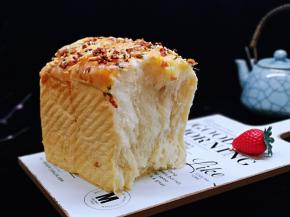 掰开了呦～特别松软的芝士肉松吐司面包。