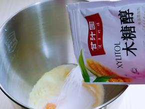 准备面团，将酸奶，奶粉，盐，鸡蛋加入厨师机桶中，再加入木糖醇。(木糖醇甜度接近蔗糖，口感清凉，适合不易多吃糖的人)