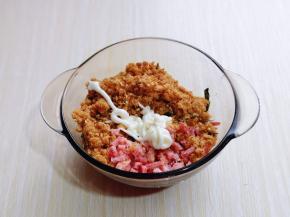 将肉松，火腿碎，沙拉酱放器具中，用小勺拌均匀备用。