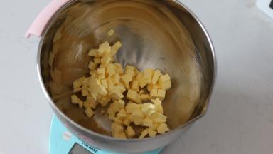 1.	冷藏好的黄油切成小块，注意一定要保持冷藏不要化掉变太软