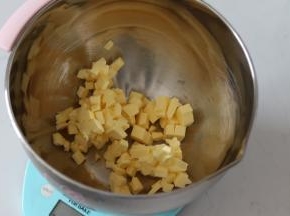 1.	冷藏好的黄油切成小块，注意一定要保持冷藏不要化掉变太软