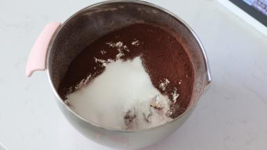 2.	将材料中的可可粉，低筋面粉，杏仁粉，砂糖，泡打粉，混合过筛