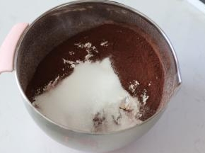 2.	将材料中的可可粉，低筋面粉，杏仁粉，砂糖，泡打粉，混合过筛