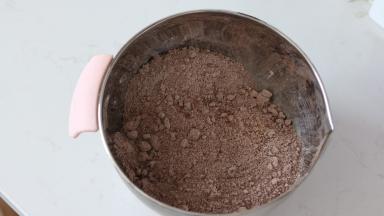 3.	用手将粉类材料和冷藏切成小块的黄油捏搓成细砂状