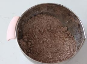 3.	用手将粉类材料和冷藏切成小块的黄油捏搓成细砂状
