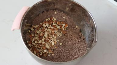 4.	加入切碎的大杏仁拌匀