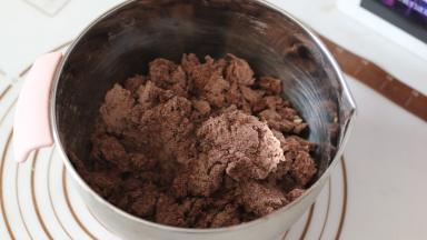 6.	用刮刀拌至能够成团，注意不要过度，还有少量干粉时就停止。