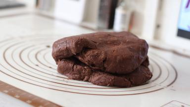 7.	将面团取出整理成团后按扁，然后对折（如图）