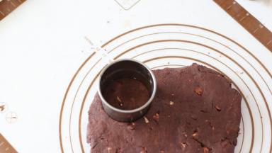 8.	擀面杖将对折后的面团略微擀开之后，选择大小合适的模具切出面团即可。也可以擀成比较圆的面团然后直接分成几份大小合适的三角形