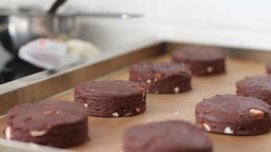 9.	注意要比较厚，不要很薄。太薄的话烤好的司康也会很扁，而且口感也不好。放入预热好的烤箱中层200℃烘烤18~20分钟