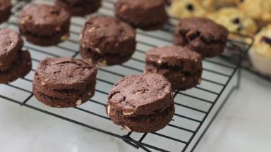 10.	出炉晾凉即可。巧克力口味的甜点和牛奶真的很配哦。一口司康一口牛奶，美滋滋~~