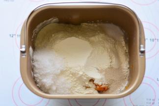 原材料按照先液体，后粉类，上层糖、盐的顺序放入面包桶中，启动IMIX程序20分钟