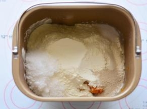 原材料按照先液体，后粉类，上层糖、盐的顺序放入面包桶中，启动IMIX程序20分钟