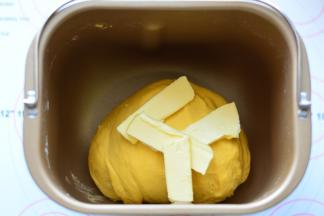 揉至面团光滑，加入软化的黄油，再开启一个IMIX程序，面团能拉出薄就可以了