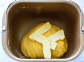 揉至面团光滑，加入软化的黄油，再开启一个IMIX程序，面团能拉出薄就可以了