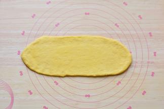 醒发好的面团擀成椭圆形