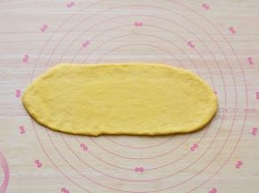 醒发好的面团擀成椭圆形