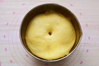 揉好的面团，放在盆中盖保鲜膜进行基础发酵，面团发酵到1.5-2倍大，手指沾面粉戳一个洞，不回缩、不塌陷，发酵完成。