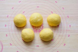 发酵好的面团，平均分成5份揉圆，醒发10分钟