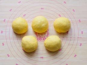 发酵好的面团，平均分成5份揉圆，醒发10分钟