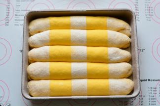 放入预热好的烤箱160度烤30分钟，出炉后立刻取出，放在晾网上晾凉，就可以食用了