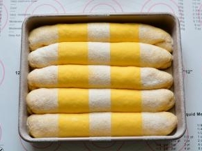 放入预热好的烤箱160度烤30分钟，出炉后立刻取出，放在晾网上晾凉，就可以食用了