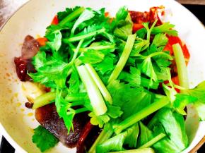 放入小芹菜继续翻炒。