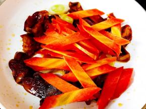 放入红萝卜片翻炒。