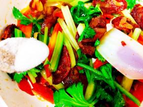 放盐继续翻炒。