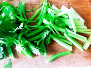 小芹菜切小段。