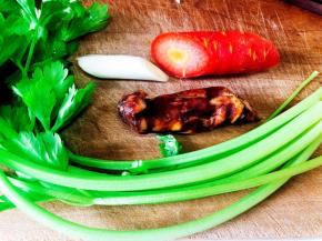 准备食材，冲洗干净备用。